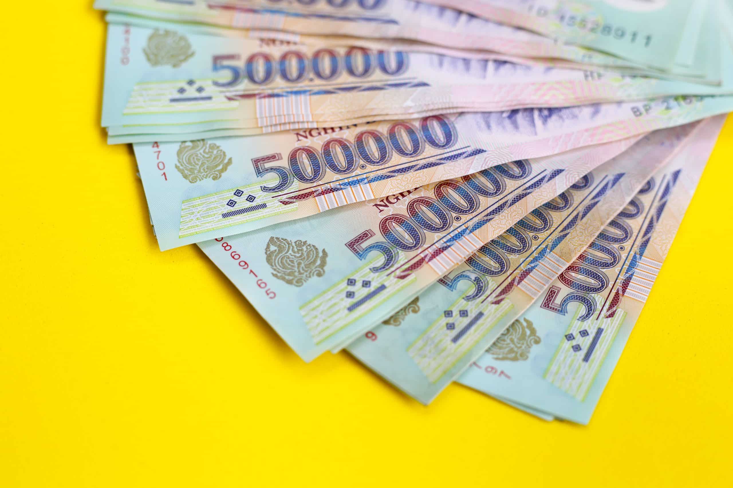 Blue 500,000 dong polymer banknotes, the largest Vietnamese note